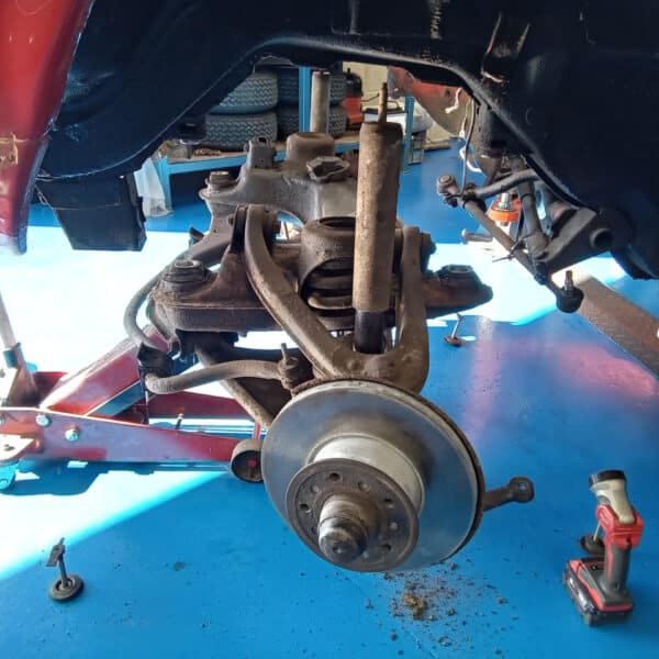 01.04.2025 1978 mercedes 350sl red removing brakes (57)