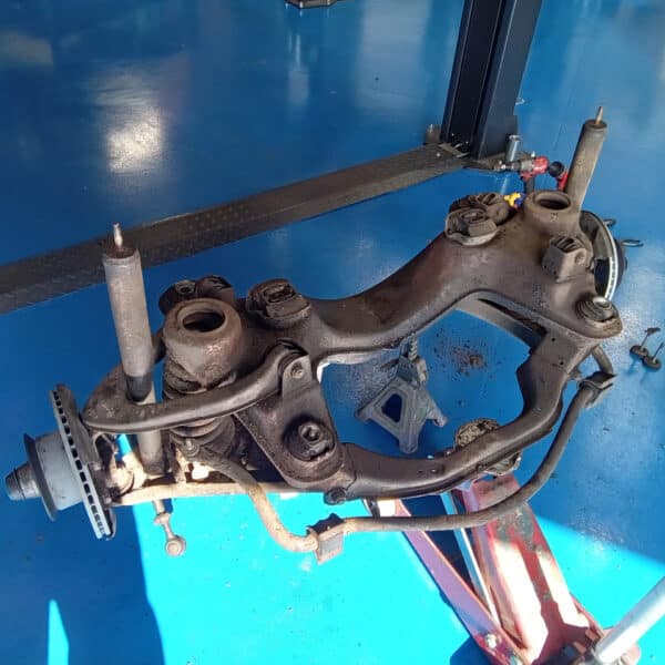 01.04.2025 1978 mercedes 350sl red removing brakes (58)