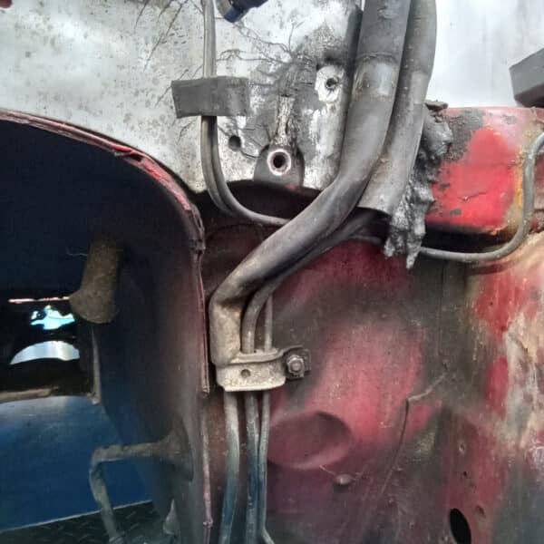 01.04.2025 1978 mercedes 350sl red removing brakes (6)