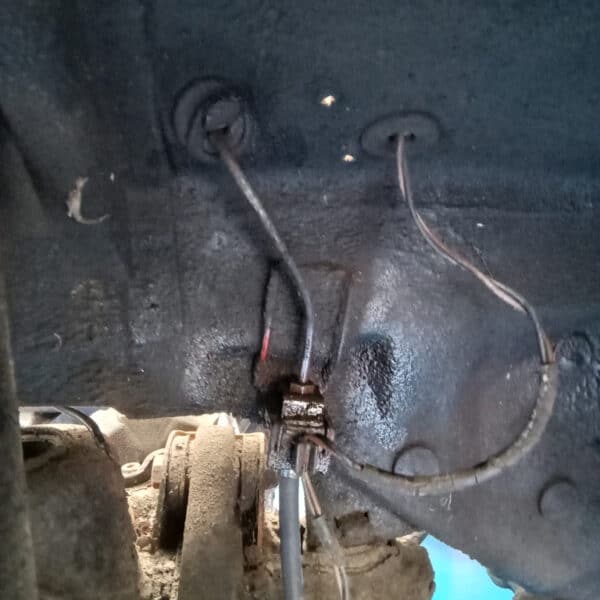 01.04.2025 1978 mercedes 350sl red removing brakes (9)