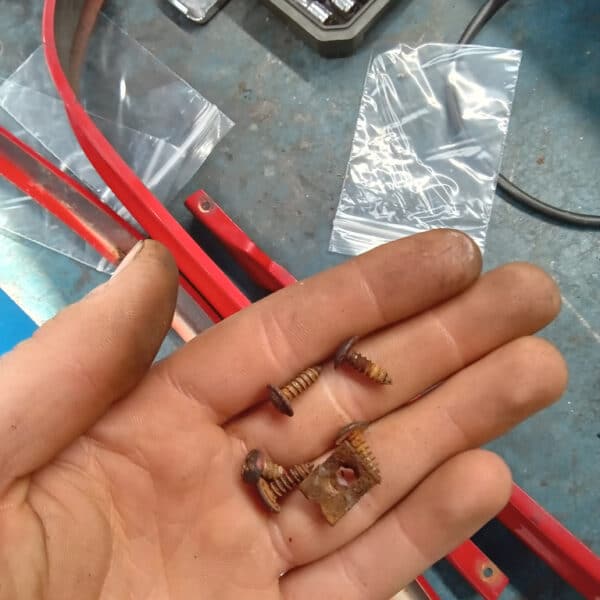 01.04.2025 1978 mercedes 350sl red removing wings (12)