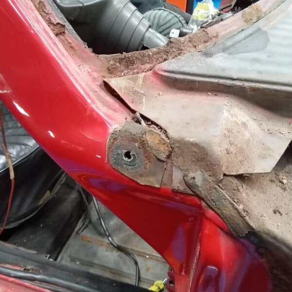 01.04.2025 1978 mercedes 350sl red removing wings (14)
