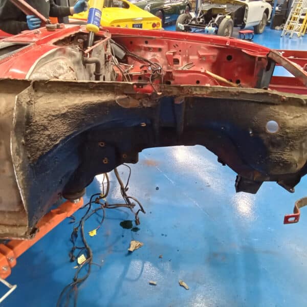 01.04.2025 1978 mercedes 350sl red removing wings (16)