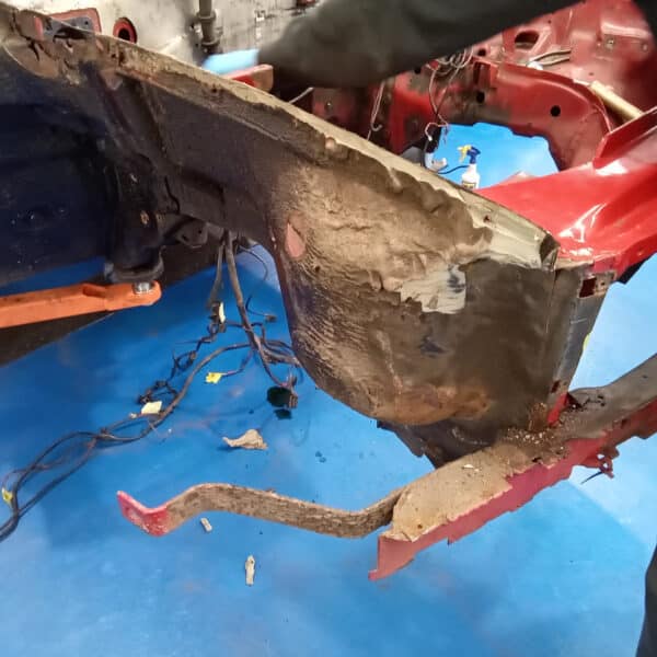 01.04.2025 1978 mercedes 350sl red removing wings (17)