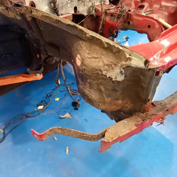 01.04.2025 1978 mercedes 350sl red removing wings (18)
