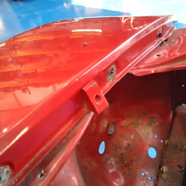 01.04.2025 1978 mercedes 350sl red removing wings (23)