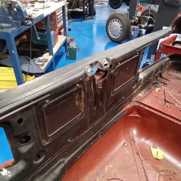 01.04.2025 1978 mercedes 350sl red removing wings (24)