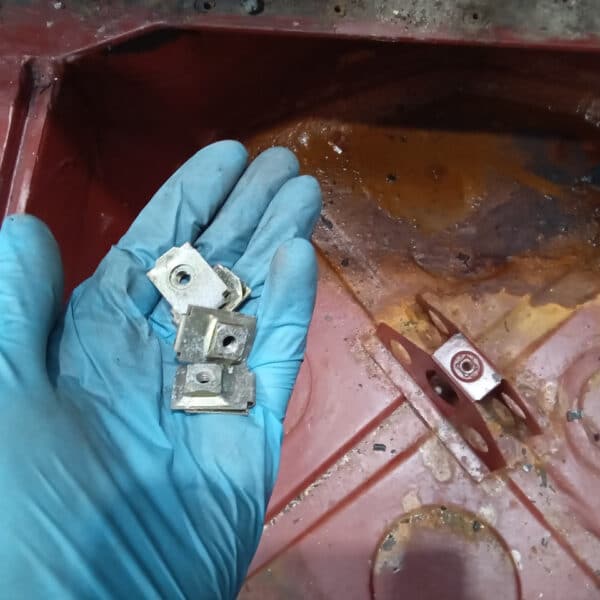 01.04.2025 1978 mercedes 350sl red removing wings (28)