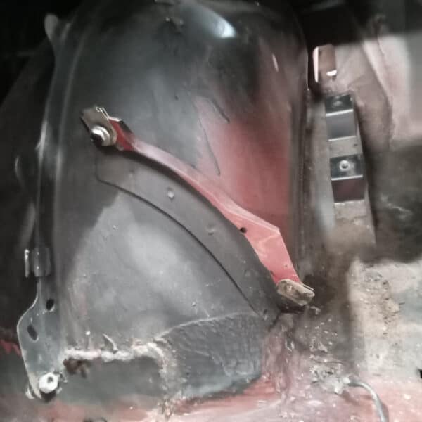 01.04.2025 1978 mercedes 350sl red removing wings (30)