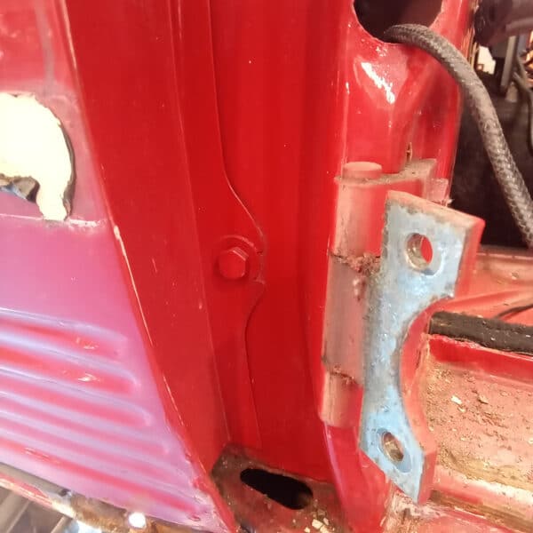 01.04.2025 1978 mercedes 350sl red removing wings (5)
