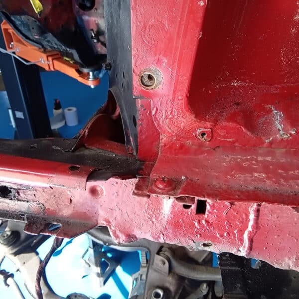 01.04.2025 1978 mercedes 350sl red removing wings (6)