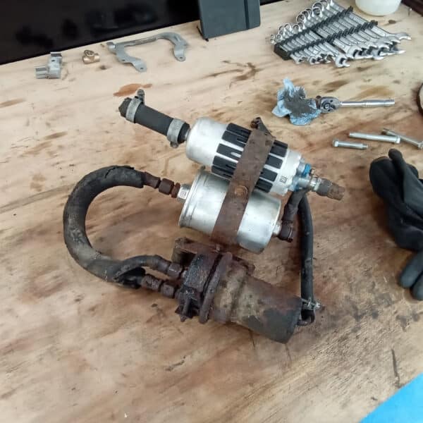 01.04.2025 1978 mercedes 350sl red cleaning and restoring bits (12)