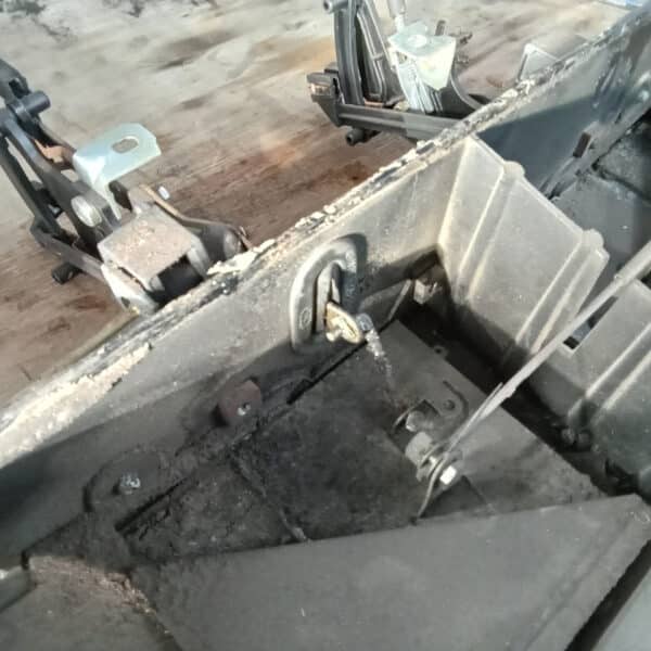 01.04.2025 1978 mercedes 350sl red cleaning and restoring bits (27)