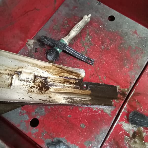 01.04.2025 1978 mercedes 350sl red cleaning and restoring bits (33)