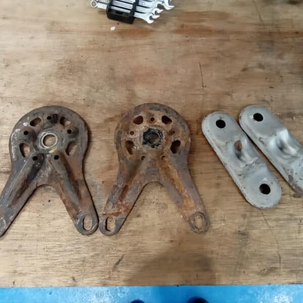 01.04.2025 1978 mercedes 350sl red cleaning and restoring bits (36)