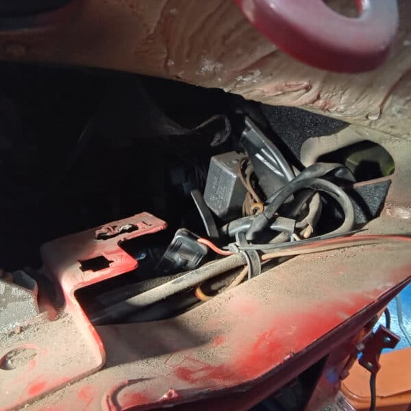 01.04.2025 1978 mercedes 350sl red removing harness and heater (1)