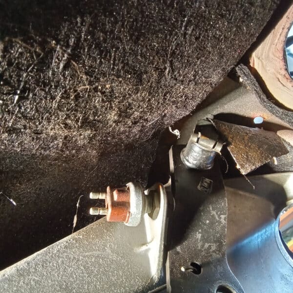 01.04.2025 1978 mercedes 350sl red removing harness and heater (11)