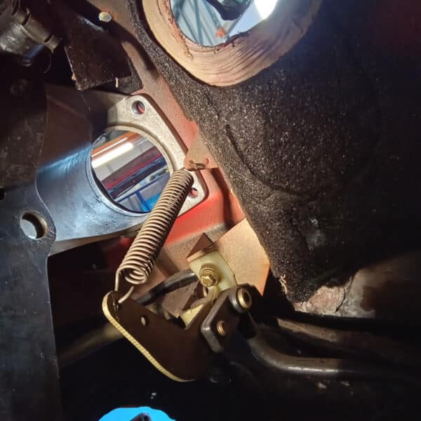 01.04.2025 1978 mercedes 350sl red removing harness and heater (12)