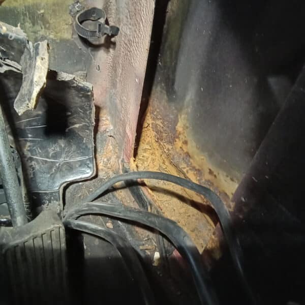 01.04.2025 1978 mercedes 350sl red removing harness and heater (13)