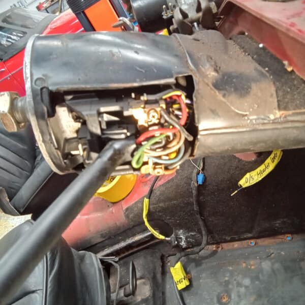01.04.2025 1978 mercedes 350sl red removing harness and heater (18)