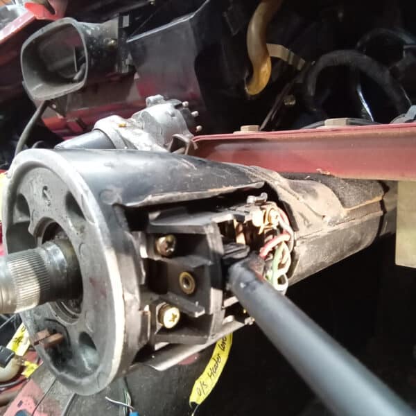 01.04.2025 1978 mercedes 350sl red removing harness and heater (19)