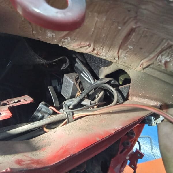 01.04.2025 1978 mercedes 350sl red removing harness and heater (2)
