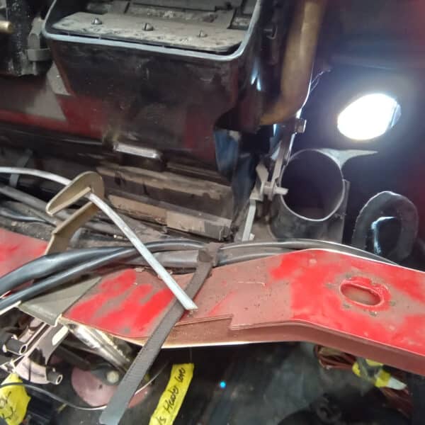 01.04.2025 1978 mercedes 350sl red removing harness and heater (20)