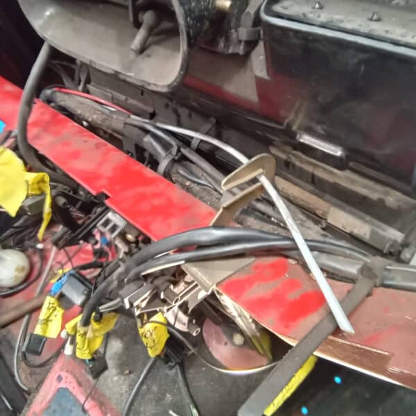 01.04.2025 1978 mercedes 350sl red removing harness and heater (21)