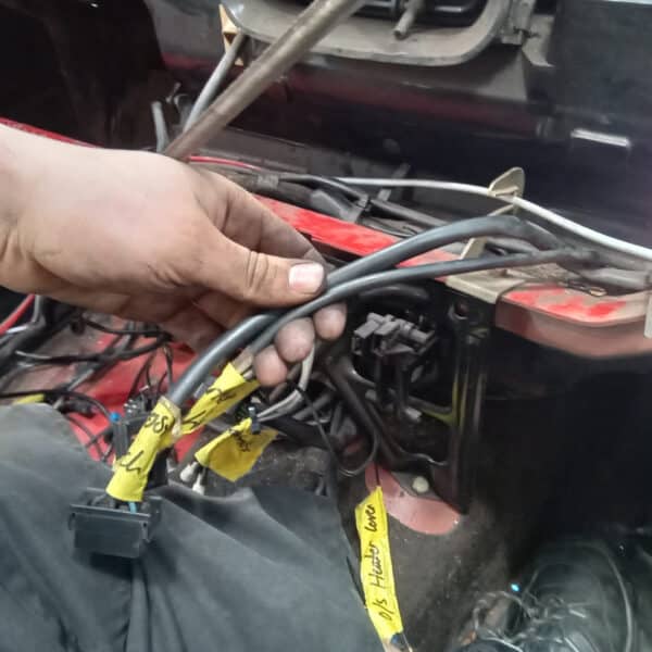 01.04.2025 1978 mercedes 350sl red removing harness and heater (22)