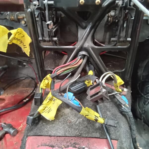 01.04.2025 1978 mercedes 350sl red removing harness and heater (23)