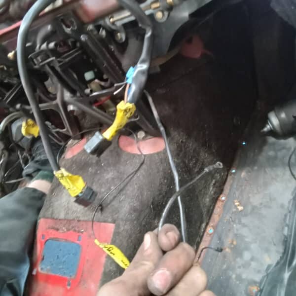 01.04.2025 1978 mercedes 350sl red removing harness and heater (24)