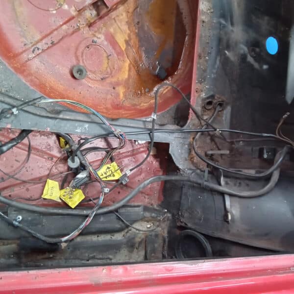 01.04.2025 1978 mercedes 350sl red removing harness and heater (27)