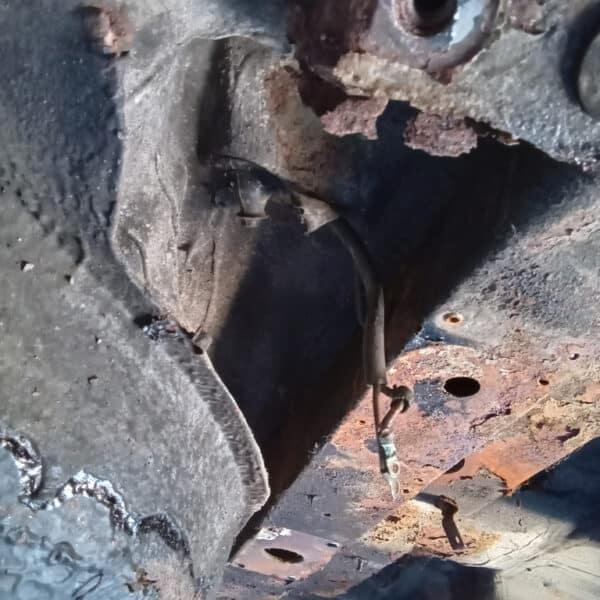 01.04.2025 1978 mercedes 350sl red removing harness and heater (28)