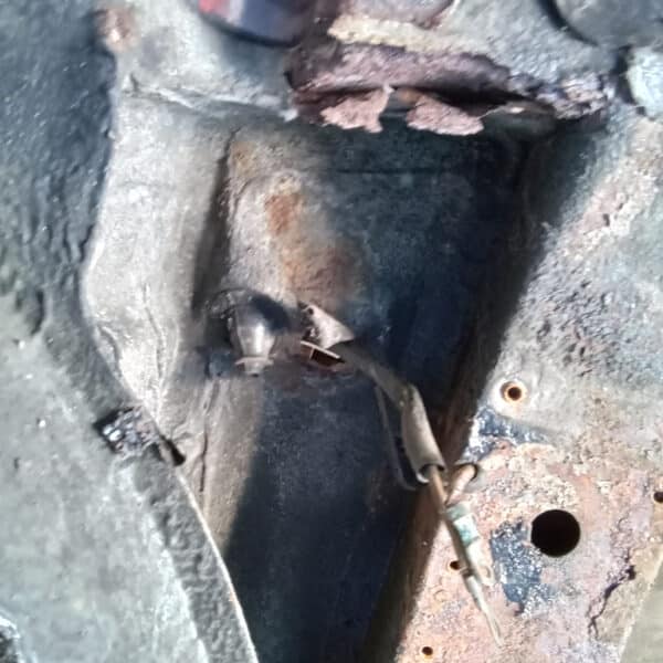01.04.2025 1978 mercedes 350sl red removing harness and heater (29)