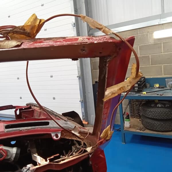 01.04.2025 1978 mercedes 350sl red removing harness and heater (3)