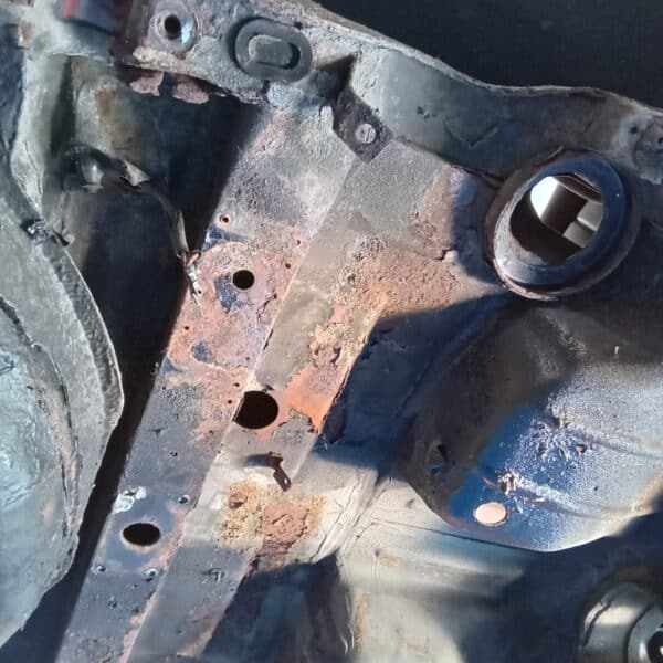 01.04.2025 1978 mercedes 350sl red removing harness and heater (30)