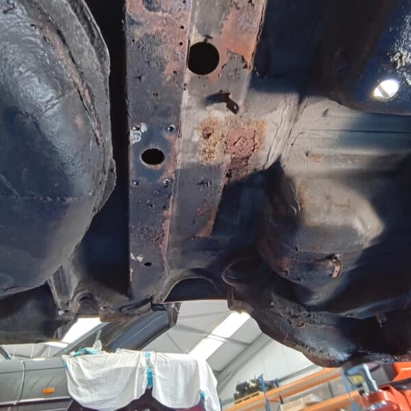 01.04.2025 1978 mercedes 350sl red removing harness and heater (31)