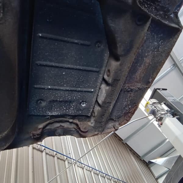 01.04.2025 1978 mercedes 350sl red removing harness and heater (33)