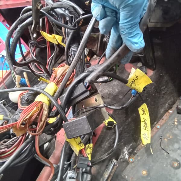 01.04.2025 1978 mercedes 350sl red removing harness and heater (34)