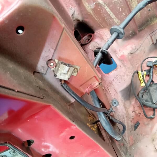 01.04.2025 1978 mercedes 350sl red removing harness and heater (35)