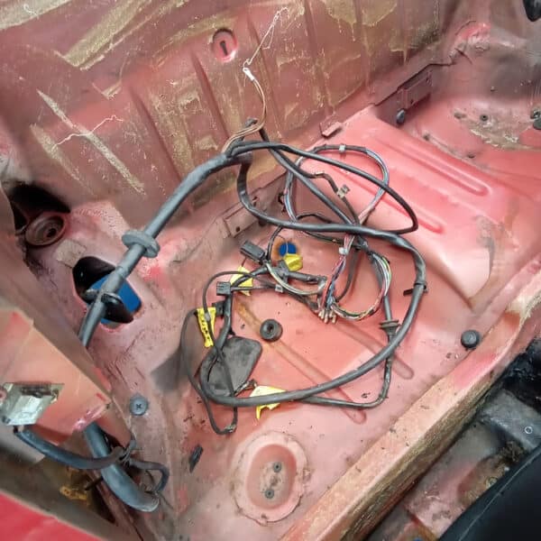 01.04.2025 1978 mercedes 350sl red removing harness and heater (36)