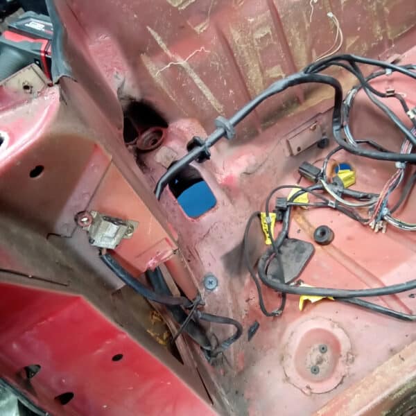 01.04.2025 1978 mercedes 350sl red removing harness and heater (37)