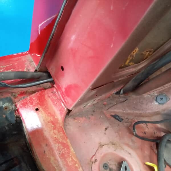 01.04.2025 1978 mercedes 350sl red removing harness and heater (38)