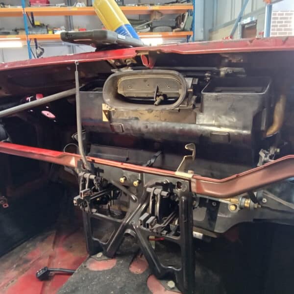 01.04.2025 1978 mercedes 350sl red removing harness and heater (39)