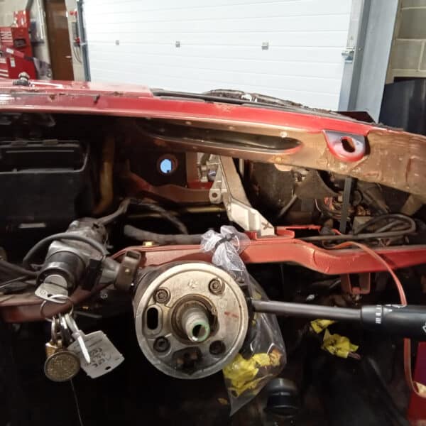 01.04.2025 1978 mercedes 350sl red removing harness and heater (4)