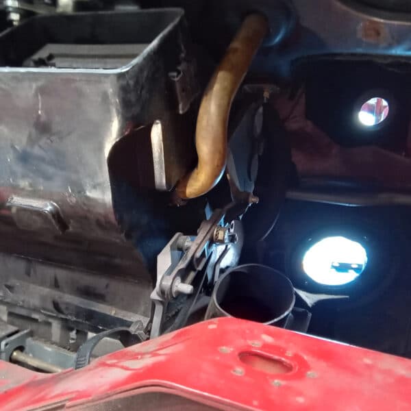 01.04.2025 1978 mercedes 350sl red removing harness and heater (40)