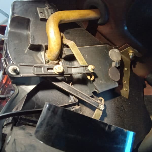 01.04.2025 1978 mercedes 350sl red removing harness and heater (41)