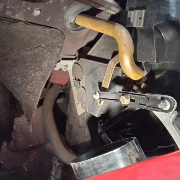 01.04.2025 1978 mercedes 350sl red removing harness and heater (43)