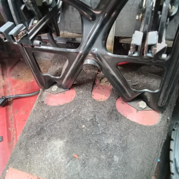 01.04.2025 1978 mercedes 350sl red removing harness and heater (44)