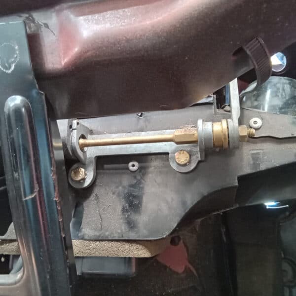 01.04.2025 1978 mercedes 350sl red removing harness and heater (45)